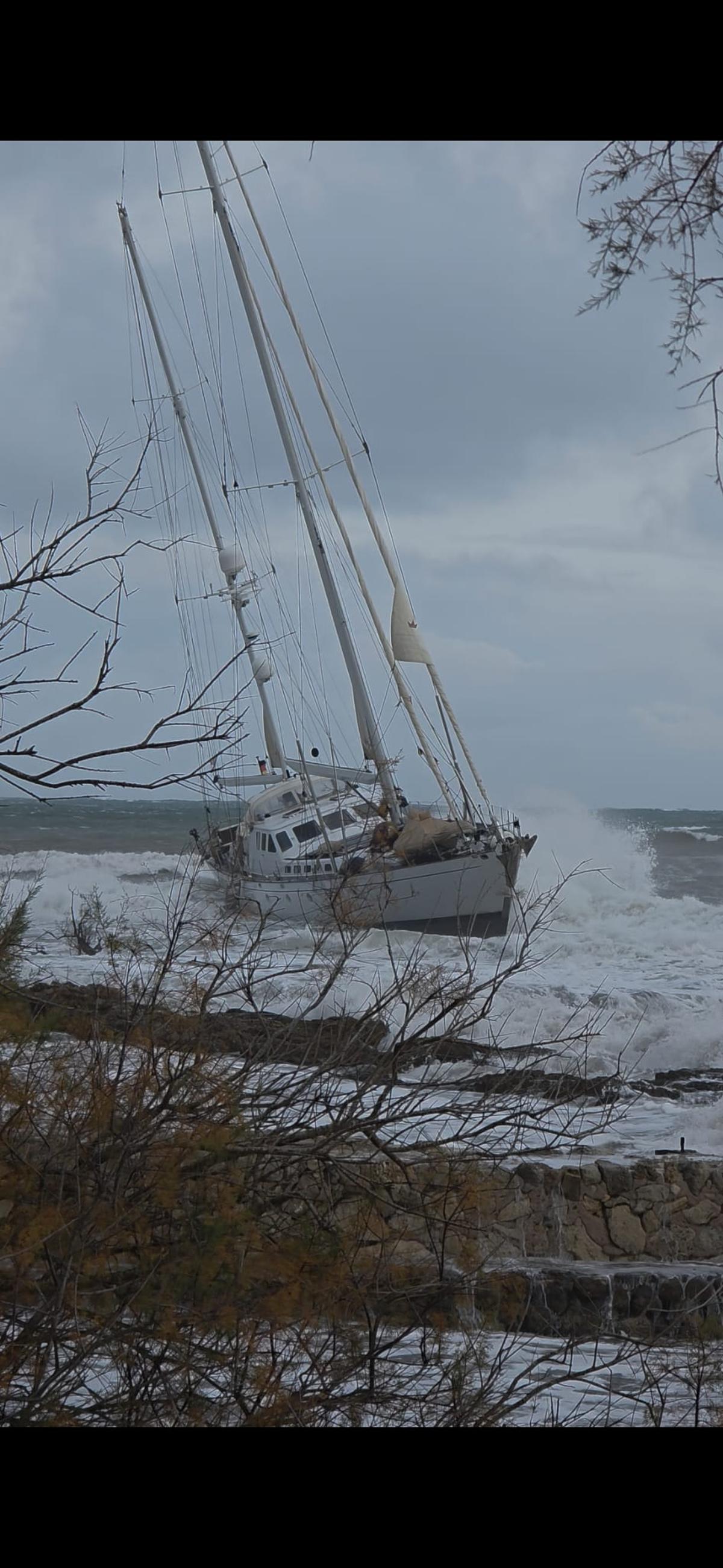 Un velero encallado en la playa de sa Marjal, en Son Servera.