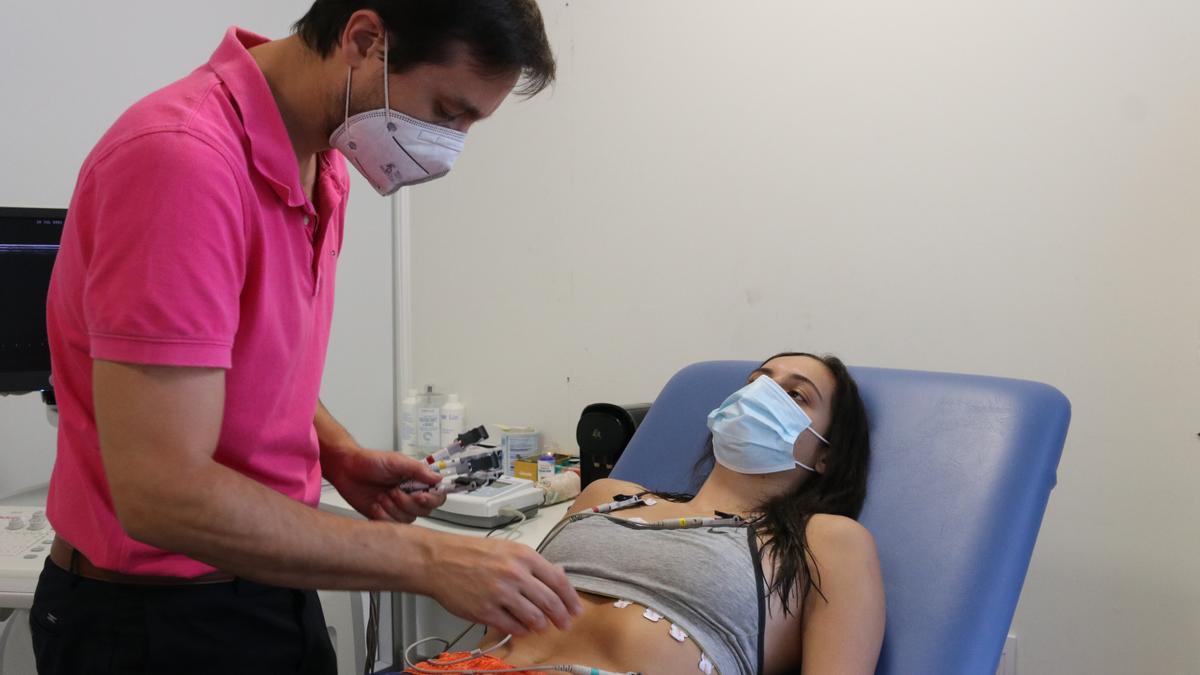 Ángela Salvadores, durante la revisión médica.