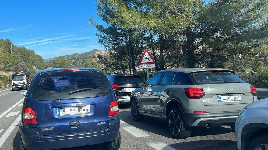 Un autocar s&#039;encalla a la C-55 en l&#039;intent d&#039;esquivar un camió avariat