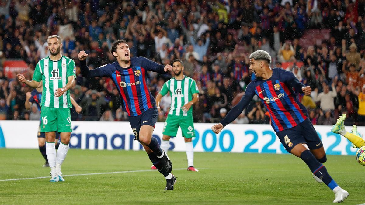 Christensen celebra con Araujo el gol al Betis