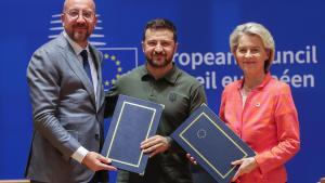 El presidente de Ucrania, Volodímir Zelenski junto a Ursula Von der Leyen y Charles Michel en el Consejo Europeo donde se ha firmado un pacto de seguridad entre Ucrania y la UE