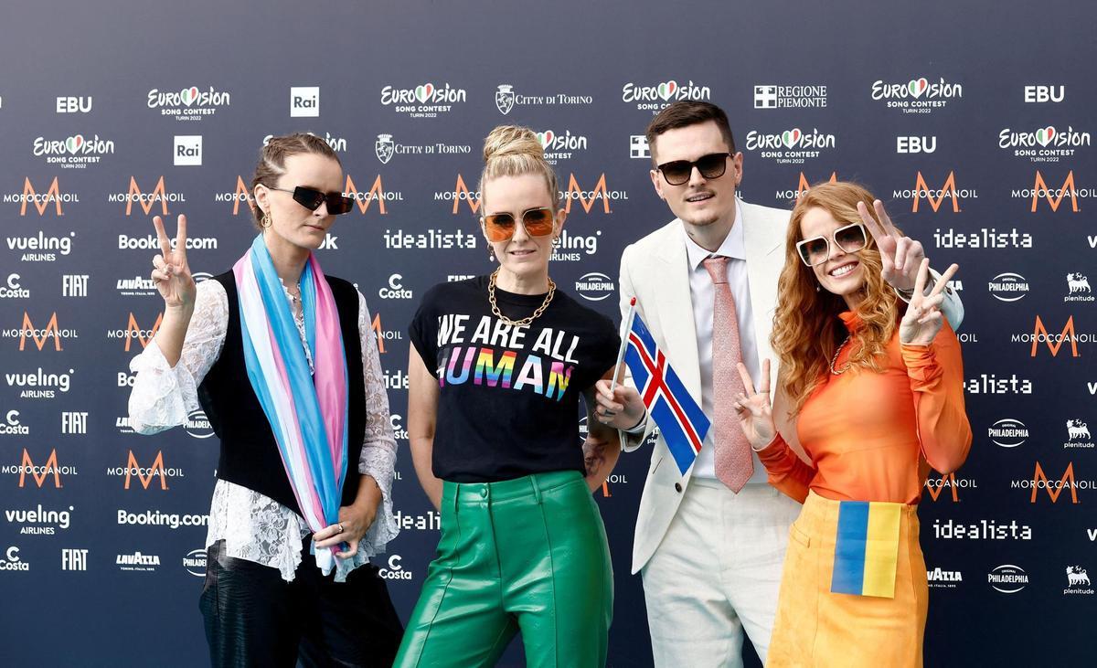 Systur, en la Alfombra Turquesa de Eurovisión 2022.