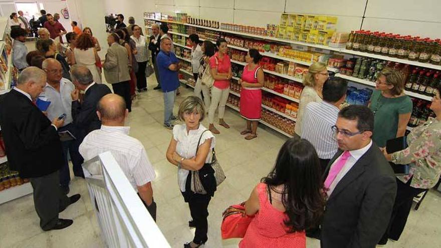 El economato de San Fernando en Badajoz sigue cerrado aún porque le falta la relación de beneficiarios