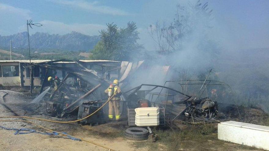 Cremen una barraca i maquinària agrícola a Masquefa