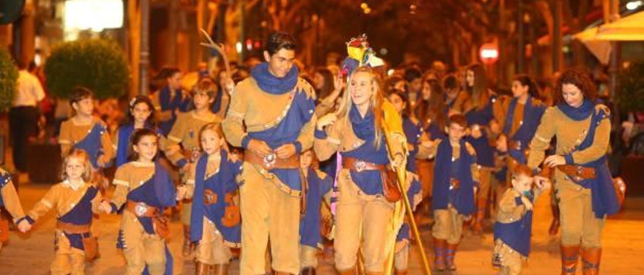 Una filà de las comparsas de Moros y Cristianos de San Vicente en el desfile de ayer.