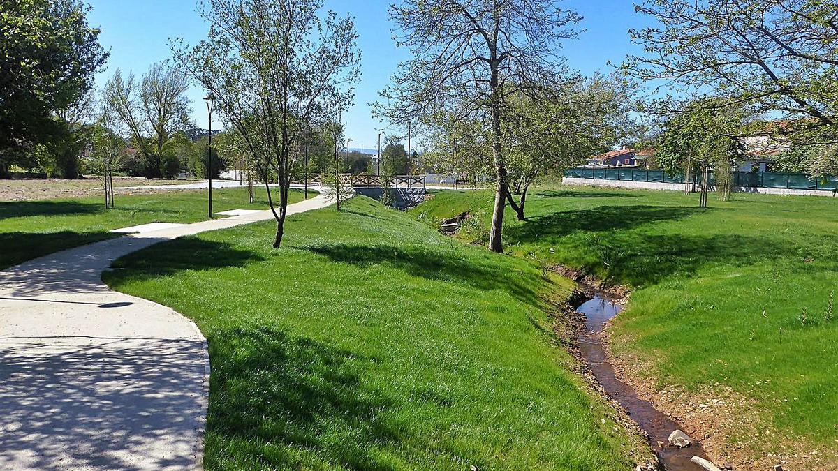 Zonas verdes de la urbanización de Cividanes. |   // I.R.