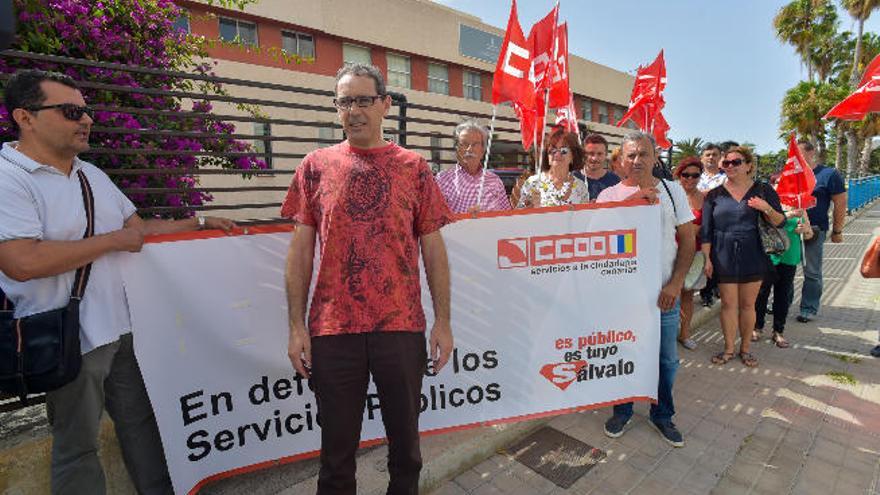 Trabajadores del ITC, ayer ante la sede del Tribunal Laboral Canario.