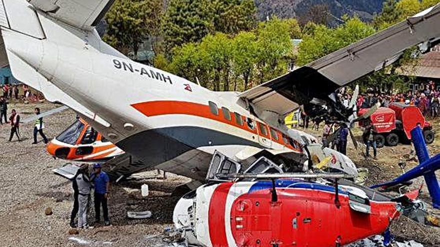 Almenys tres morts en estavellar-se un avió a prop de l&#039;Everest