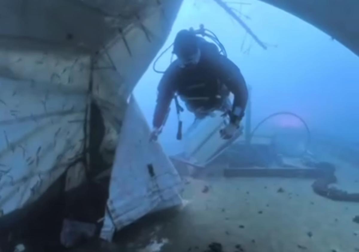 Uno de los submarinistas de Náutica Medusa inspeccionando el pecio.