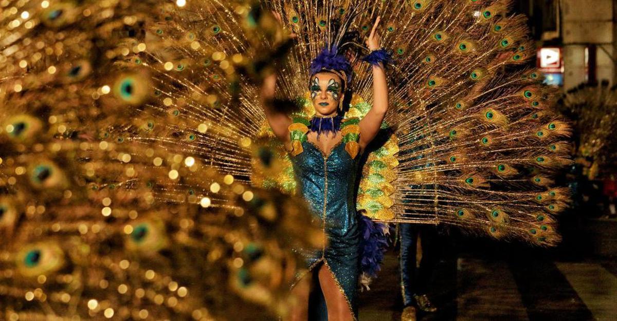 Plumas y disfraces protagonizan el Carnaval de Tarragona.