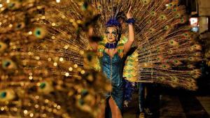 Plumas y disfraces protagonizan el Carnaval de Tarragona.