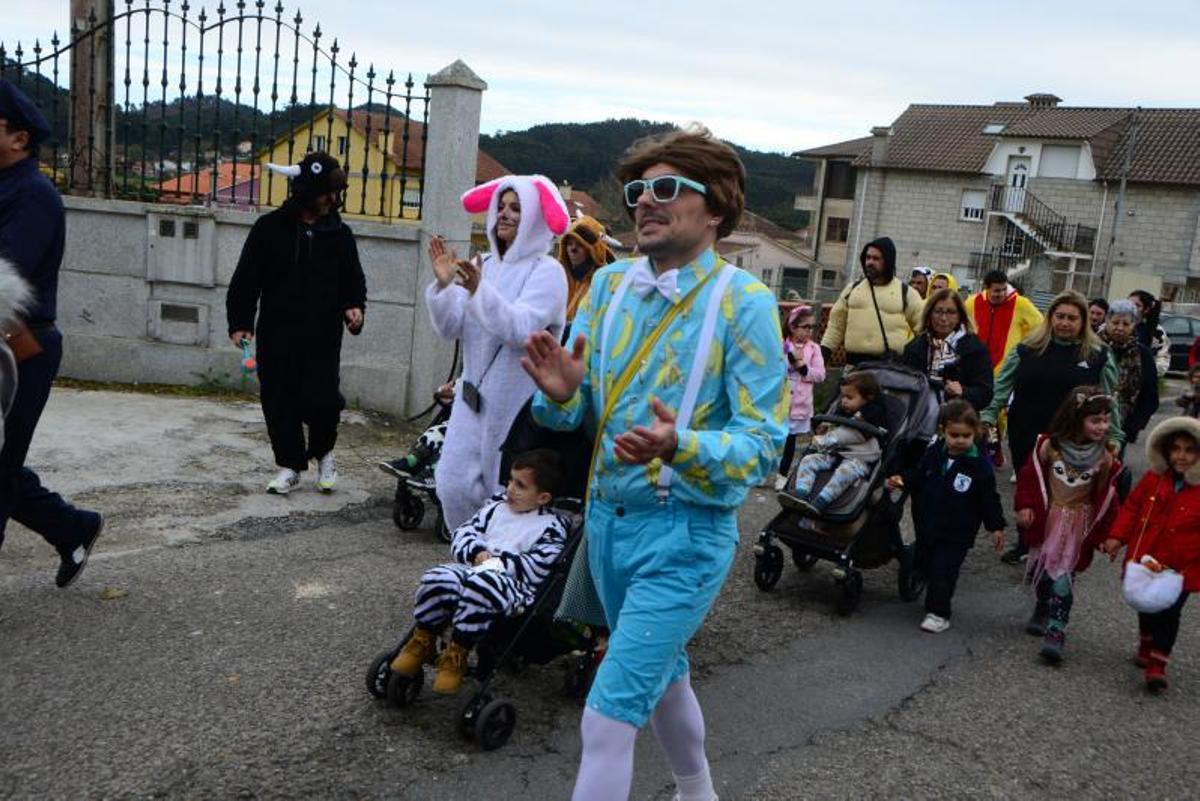 La comitiva, camino al barrio de Gandón.   | // G. NÚÑEZ