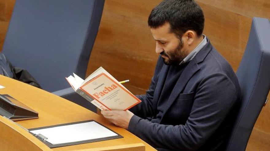 El conseller Marzà exhibe en las Cortes el libro &#039;Facha&#039; mientras habla Vox