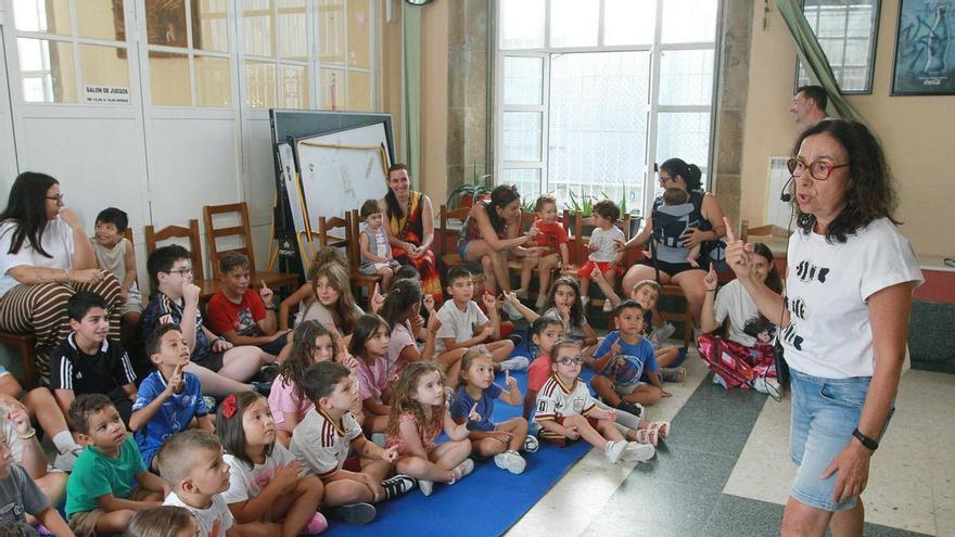Decenas de niños y niñas disfrutan en la Biblioteca Municipal de San Francisco, en Ourense, de la cuentacuentos Sabela Gago
