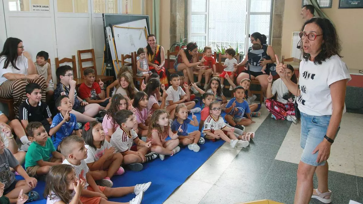 Decenas de niños y niñas disfrutan en la Biblioteca Municipal de San Francisco, en Ourense, de la cuentacuentos Sabela Gago