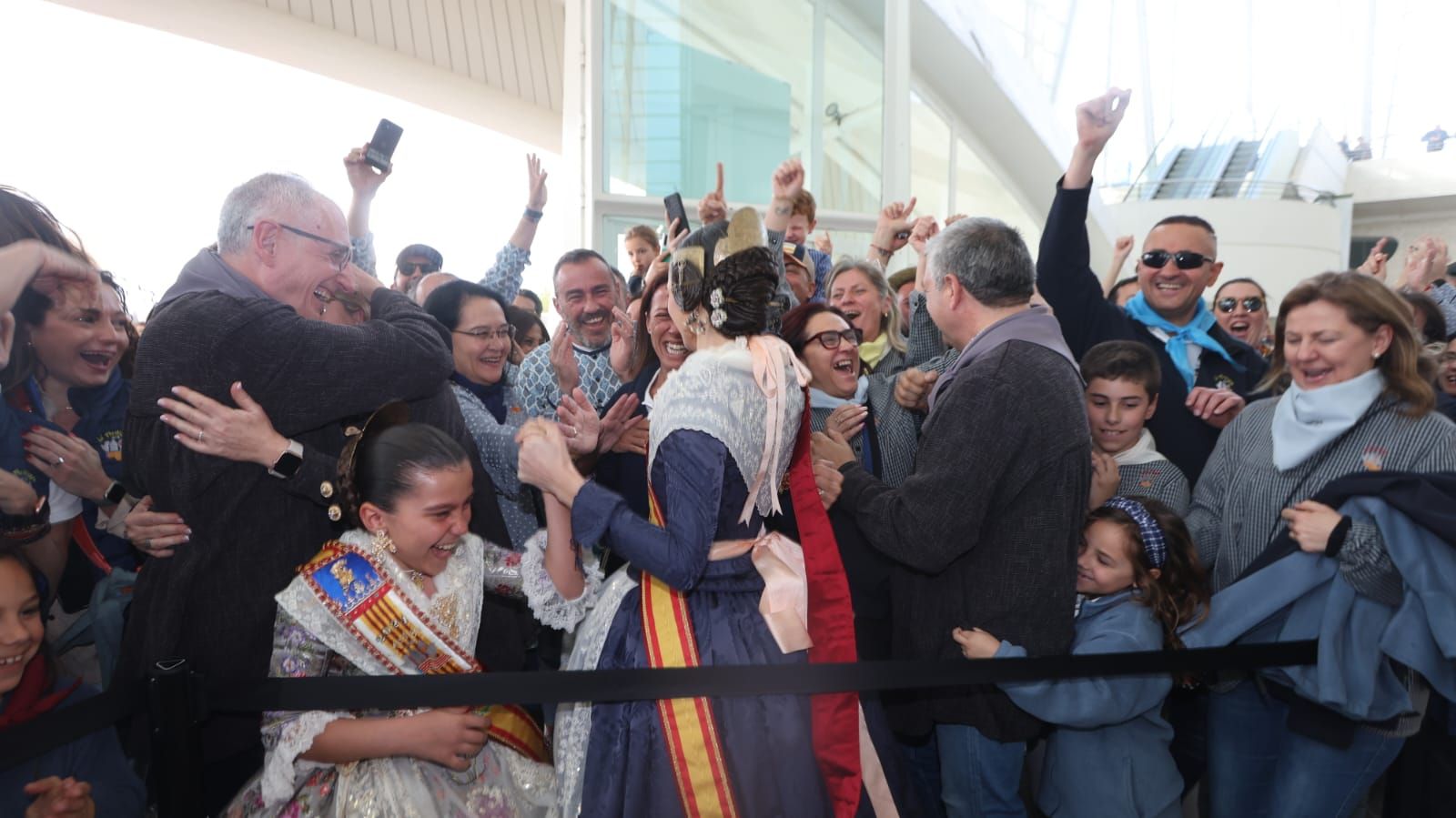 L' Antiga festeja su tercer triunfo consecutivo del Ninot Indultat