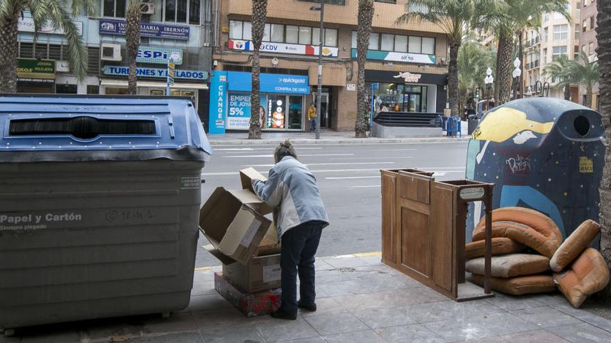 Contenedores en la vía pública en Alicante.