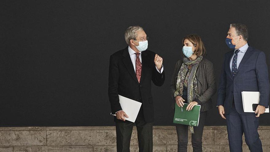 Los consejeros Rogelio Velasco, Rocío Blanco y Elías Bendodo, ayer, tras la reunión del Consejo de Gobierno de la Junta.