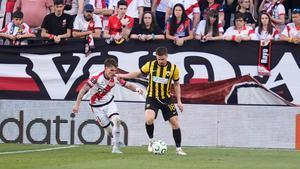 Resumen, goles y highlights del Rayo Vallecano 3 - 0 AEK Athens de la ida de cuartos de final de la Conference League