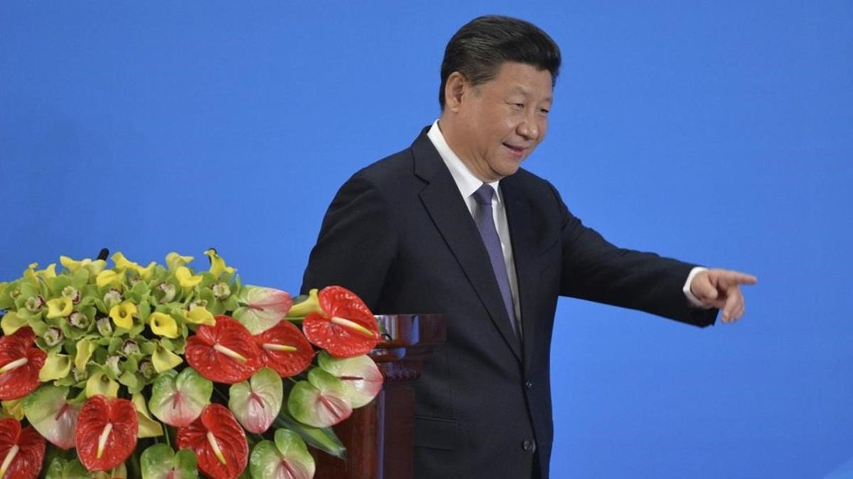 El presidente chino, Xi Jinping, señala a la audiencia tras un discurso en un foro asiático, en Pekín, este jueves.