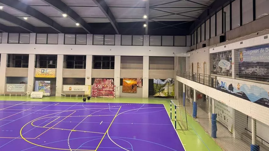 El viento levanta parte de la cubierta del polideportivo de Doña Mencía