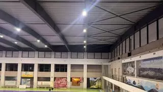 Una fuerte racha de viento levanta parte de la cubierta del polideportivo de Doña Mencía