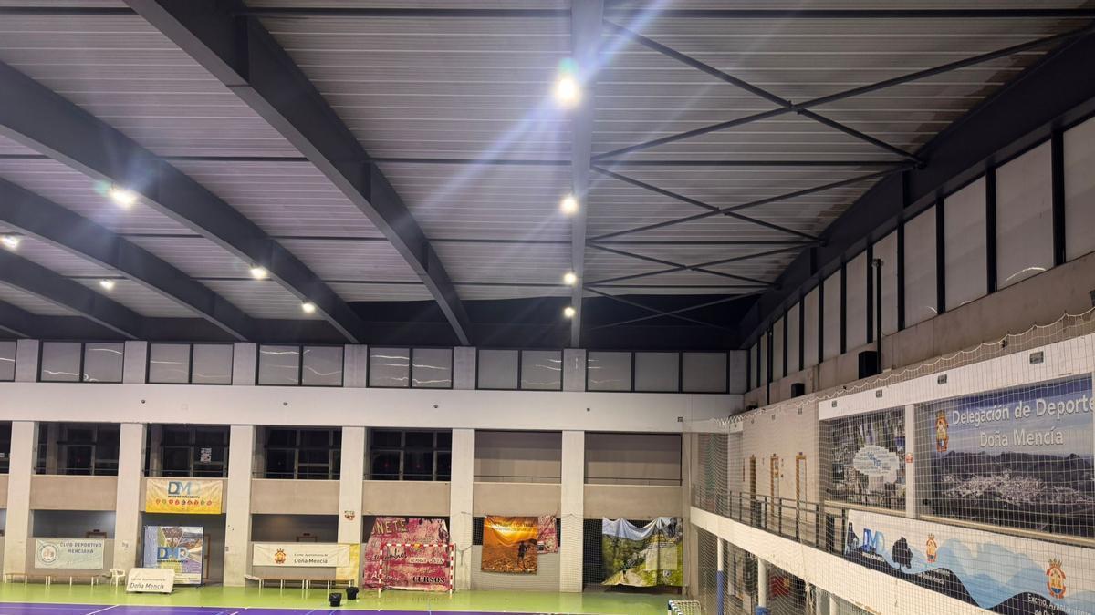 El viento levanta parte de la cubierta del polideportivo de Doña Mencía