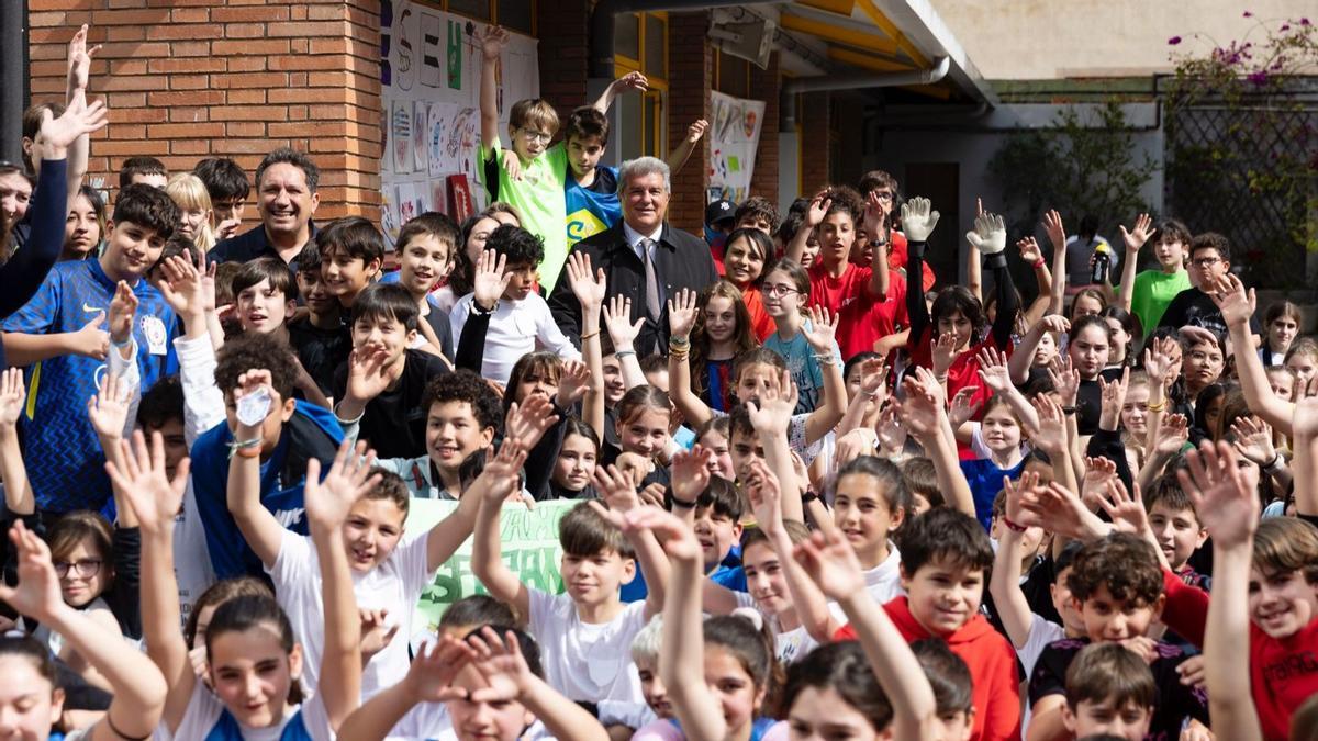 Laporta rodeado de niñas y niños en la escuela de La Sagrera de Barcelona.