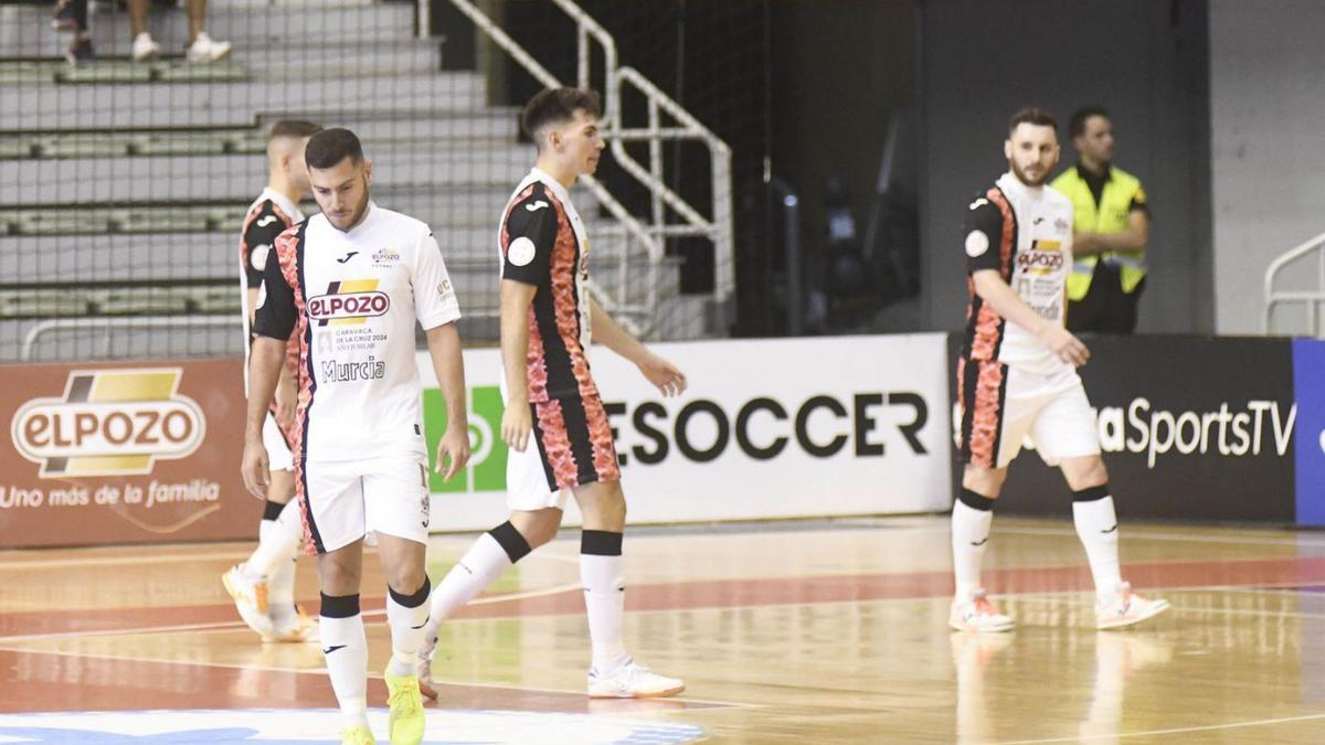 Los jugadores de ElPozo, cabizbajos tras encajar un gol.