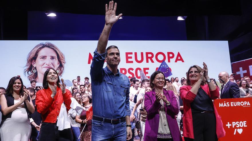 El presidente del Gobierno, Pedro Sánchez, durante un mitin junto a la candidatura del PSOE a las europeas, Teresa Ribera.