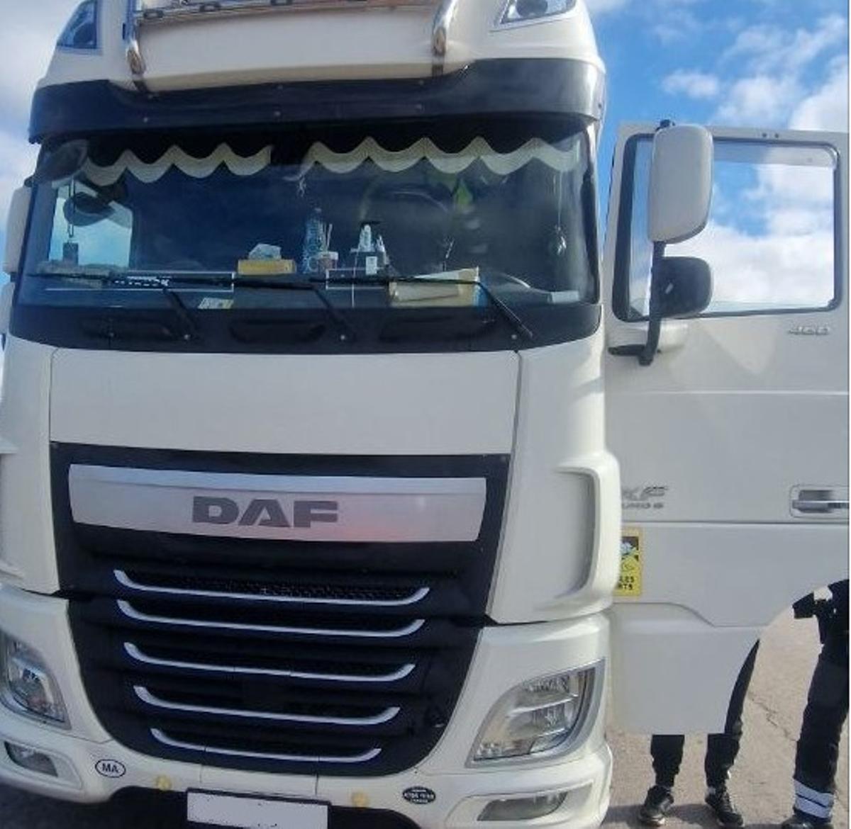 Imagen del camión parado por Mossos