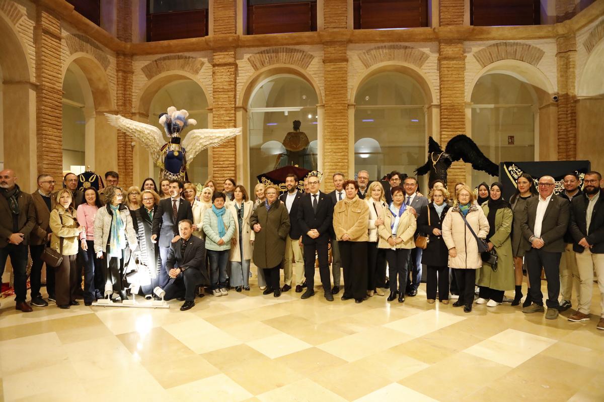 Gran parte de las bordadoras del Paso Azul acudían a la presentación de este lunes.