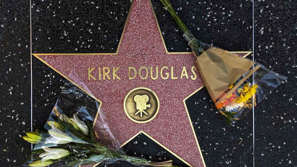 Homenaje a Kirk Douglas en el paseo de la Fama de Hollywood