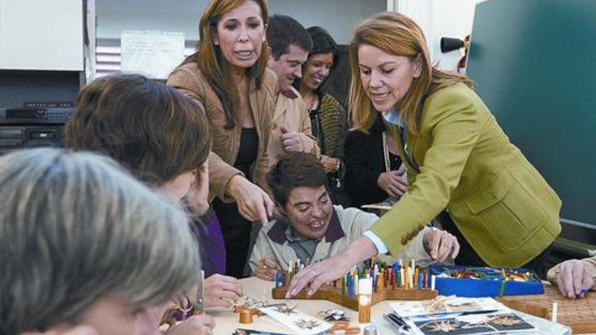 Cospedal y Camacho visitaron el centro Shalom dedicado a la formación de jóvenes discapacitados, ayer en Lleida.