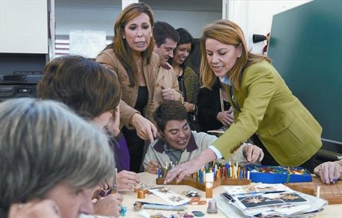 Cospedal i Camacho van visitar el centre Shalom dedicat a la formació de joves discapacitats, ahir a Lleida. Cospedal i Camacho van visitar el centre Shalom dedicat a la formació de joves discapacitats, ahir a Lleida.