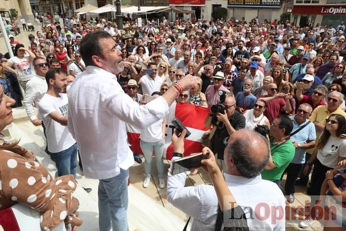 Cientos de personas protestan frente al Ayuntamiento de Cartagena por el pacto entre PP, PSOE y Cs
