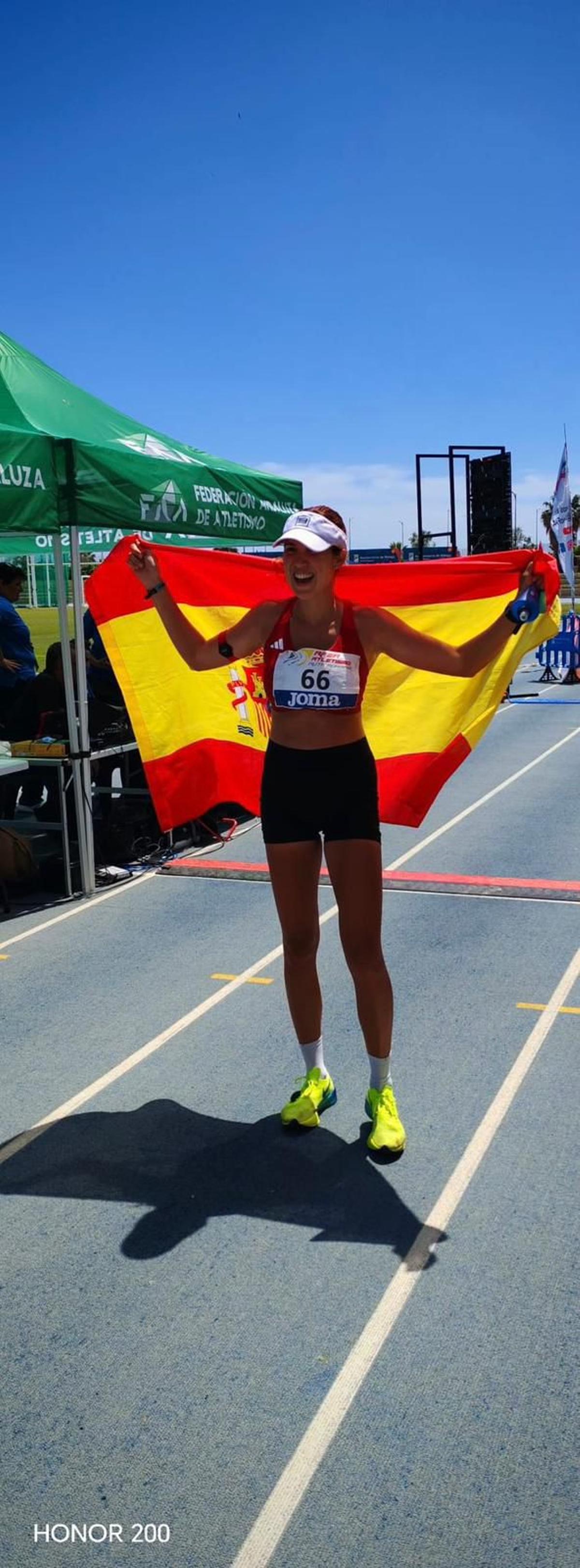 La campeona posa con la bandera de España.