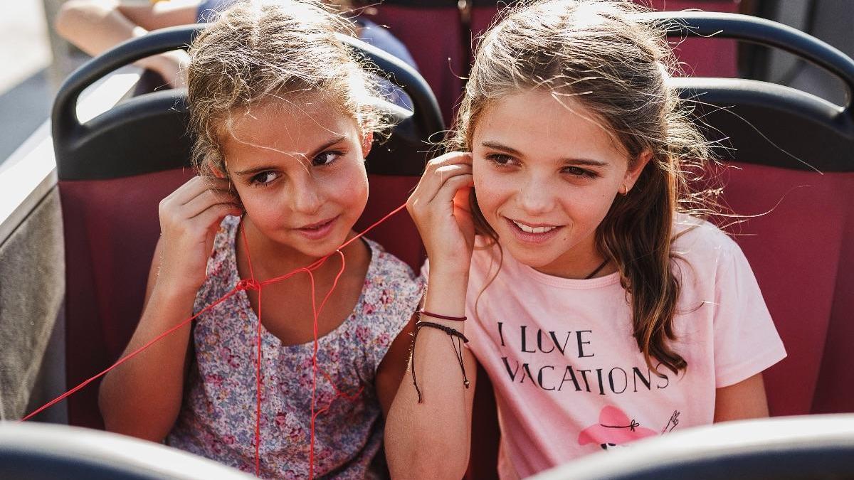 Los niños podrán viajar gratis en el autobús turístico.