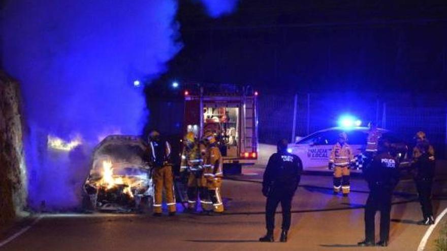 Sofocado un coche en llamas en sa Casa Blanca