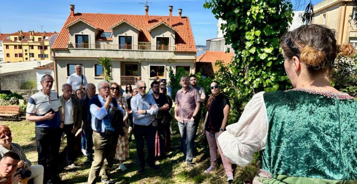 “Follow The Vikings”. Los congresistas que asistieron en Catoira a la asamblea anual de la asociación que gestiona el proyecto “Follow The Vikings” siguen de recorrido turístico. Ayer surcaron el río Ulla y visitaron Vilanova de Arousa, Valga, Pontecesures y Pontevedra. | FDV