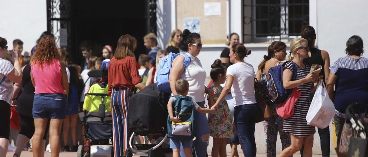 Primer día de curso en el colegio Nuestra Señora de Begoña del Port de Sagunt.