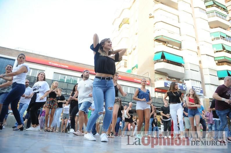 Los bailes latinos salen a la calle en Murcia