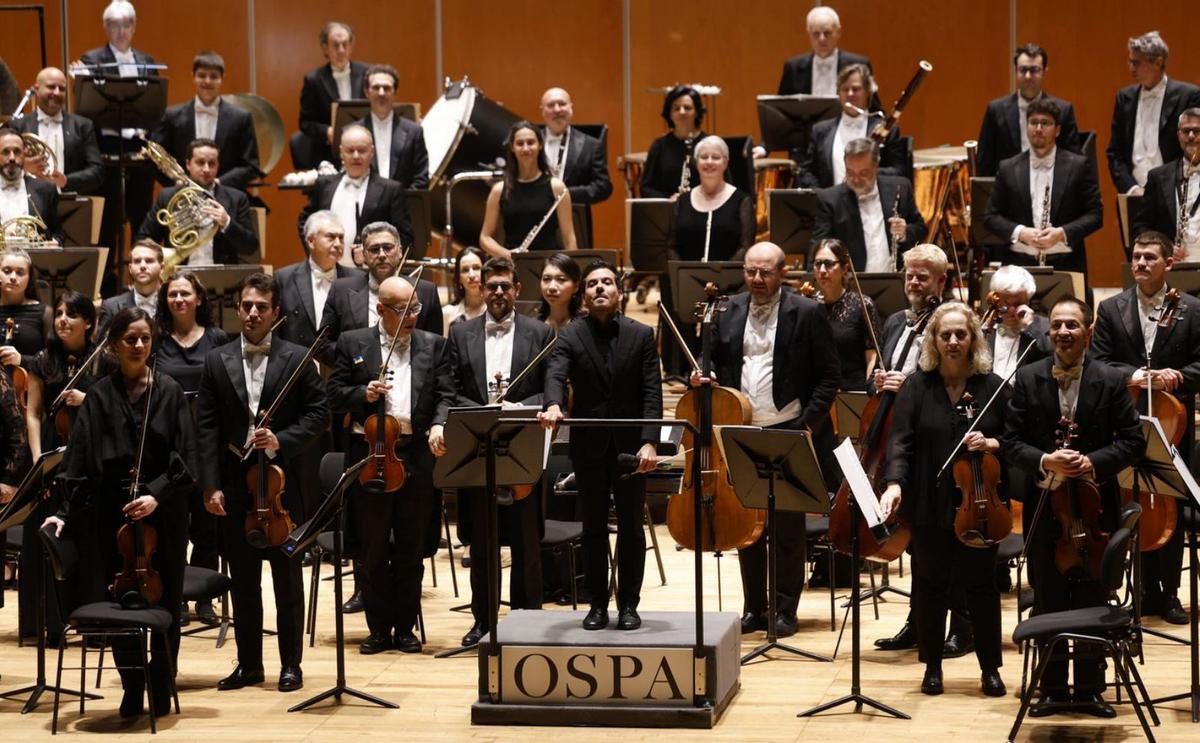La OSPA, con Nuno Coelho, saluda al público en el Auditorio Príncipe Felipe.