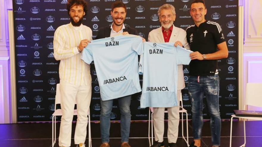 Sergio Alvarez, Pablo Pinto de DAZN, Carlos Mouriño y Iago Aspas, ayer en A Sede. // MARTA G.BREA