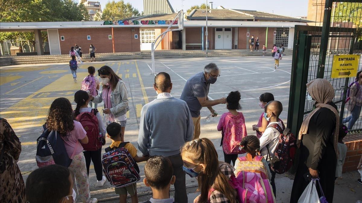 Profesores tomando la temperatura a los alumnos, este lunes en la escuela de Veinat de Salt. 