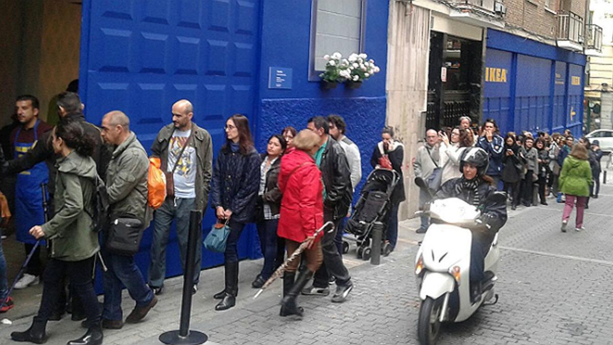 Colas ante la tienda temporal de Ikea en Madrid.