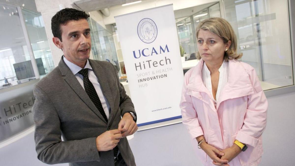 Cesar Nicolás y Estrella Núñez en las instalaciones del UCAM HiTech.