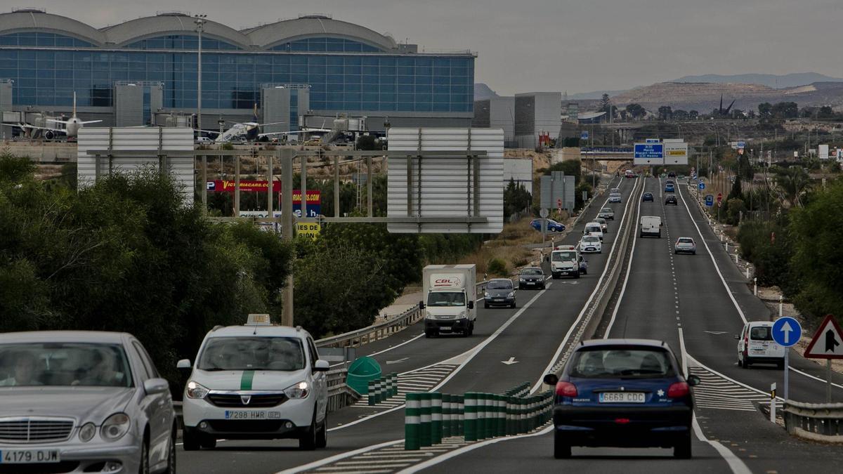 Carretera N-338 que enlaza con el aeropuerto.