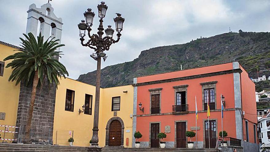 El Ayuntamiento de Garachico (a la derecha).