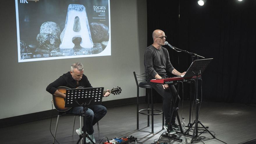 Xavier Serrano i Jordi Ribot encisen Manresa amb la poesia de Josep Vallverdú